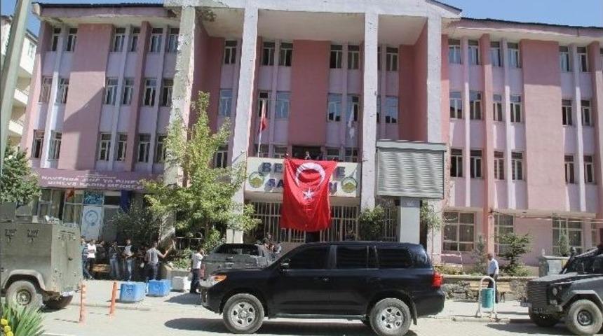 Kayyum Atanan Hakkari Belediyesi&rsquo;ne T&uuml;rk Bayrağı Asıldı