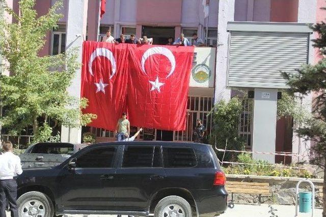 Kayyum Atanan Hakkari Belediyesi’ne Türk Bayrağı Asıldı