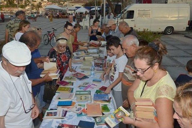 Edebiyatseverler Yeni Foça 1. Kitap Günü’nde Buluştu