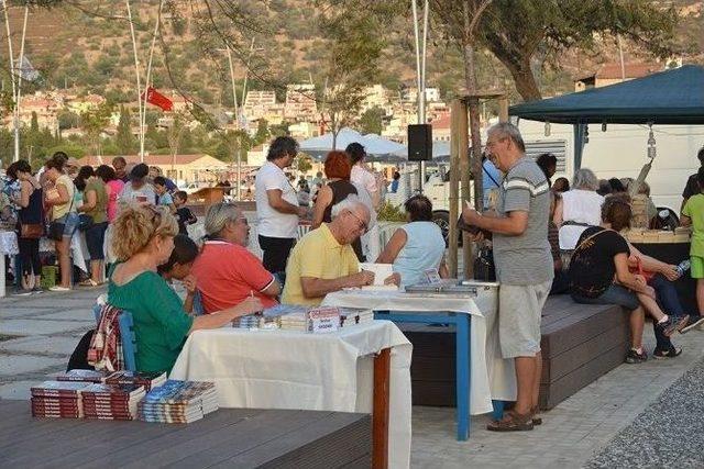 Edebiyatseverler Yeni Foça 1. Kitap Günü’nde Buluştu