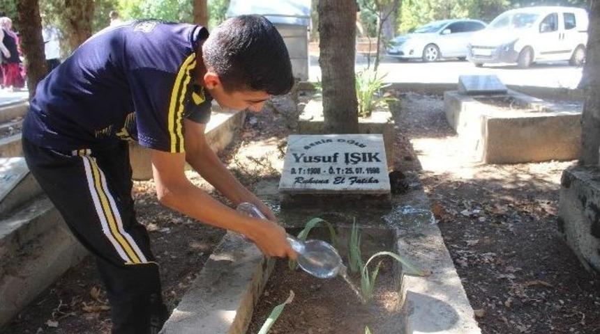 Mezarlık Sulayarak Para Kazanıyorlar