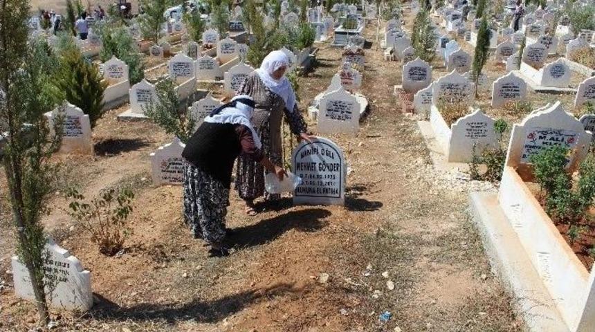 Binlerce Vatandaş Mezarlıklara Akın Etti