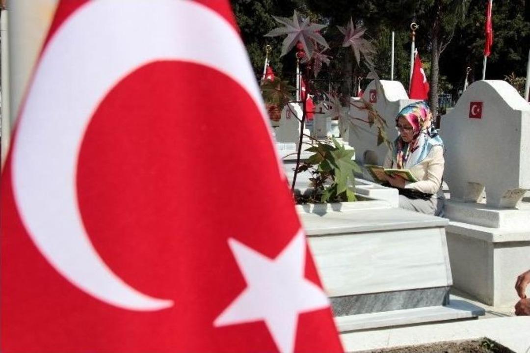 Arife G&uuml;n&uuml; Şehitlikler Doldu Taştı