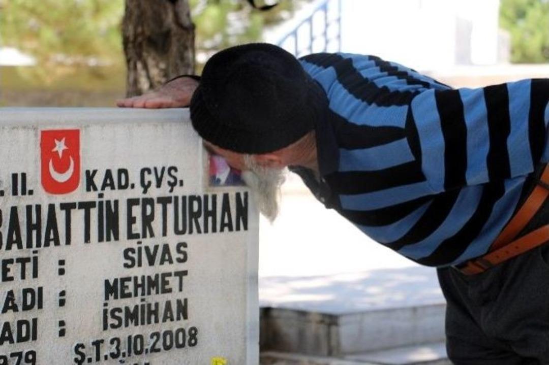 Şehitlikte H&uuml;z&uuml;nl&uuml; Arife