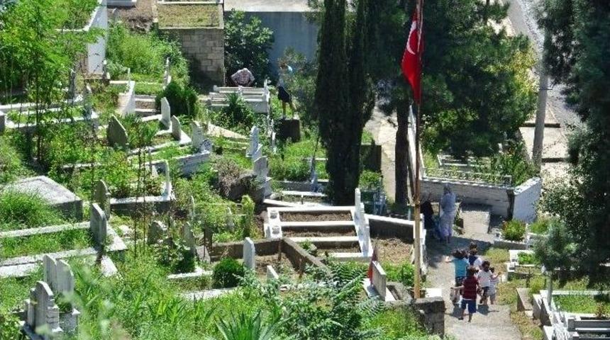 Zonguldak&rsquo;ta Vatandaşlar Mezarlıklara Akın Etti