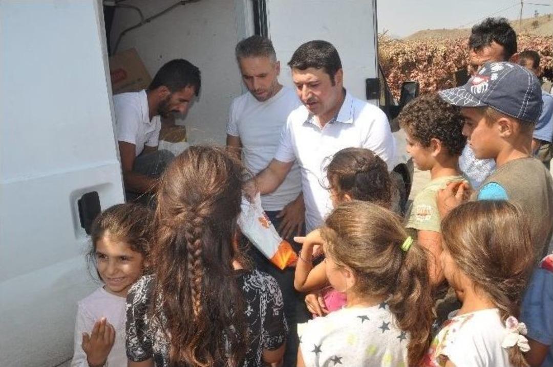 Hayırseverlerden &Ccedil;adırda Yaşayan &Ccedil;ocuklara Bayram Hediyesi