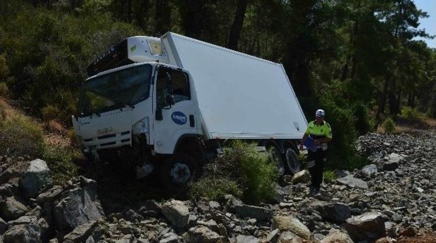 Ortaca&rsquo;da Gıda Y&uuml;kl&uuml; Kamyon Devrildi; 1 Yaralı