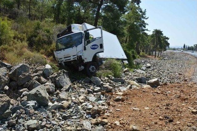 Ortaca’da Gıda Yüklü Kamyon Devrildi; 1 Yaralı