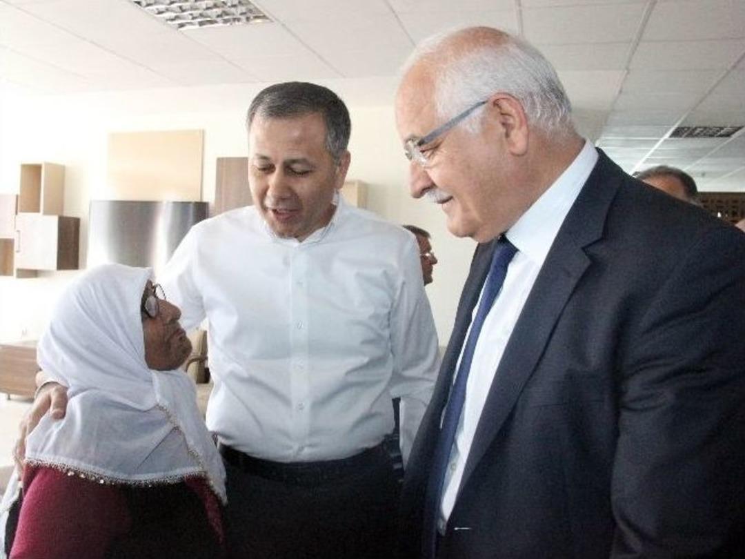 Cumhurbaşkanına Şarkı Yapan &Uuml;veye Nine Valiyi Kahkahaya Boğdu