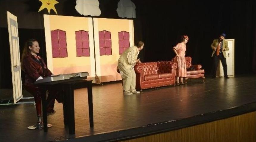 Maltepeli Minikler Tiyatro Salonunu Doldurdu