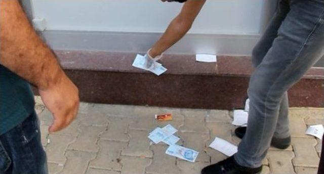 Atm’nin Çöpünden 100 Tl’lik Banknotlar Çıktı