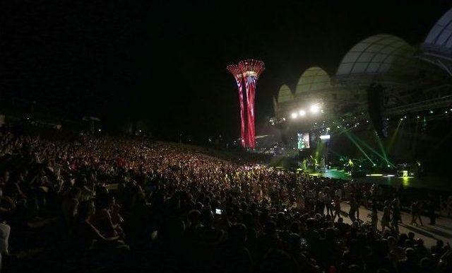 Muazzez Ersoy Ve Hakan Peker Expo 2016’da Sahne Aldı