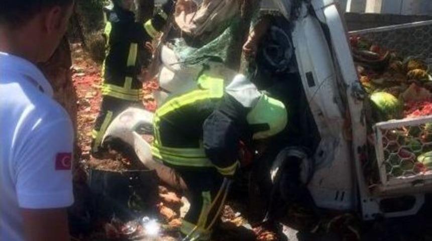 Kamyonet Yol Kenarındaki Ağaca &Ccedil;arptı: 1 &Ouml;l&uuml;