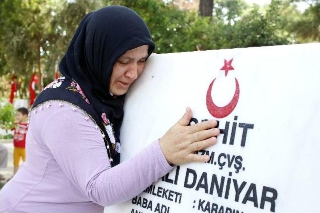 Antalya&rsquo;da Arefe G&uuml;n&uuml; Mezarlıklar Doldu Taştı