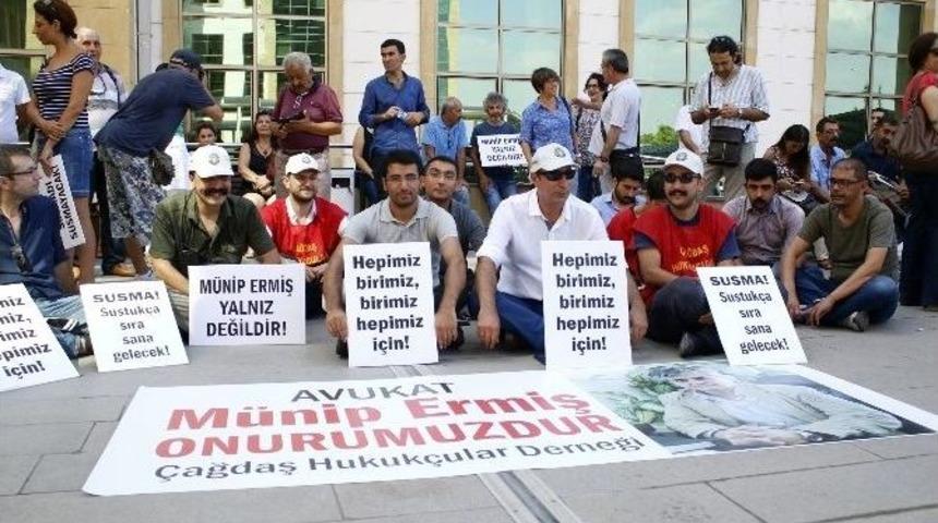 Antalya&rsquo;da Avukatlardan Oturma Eylemi