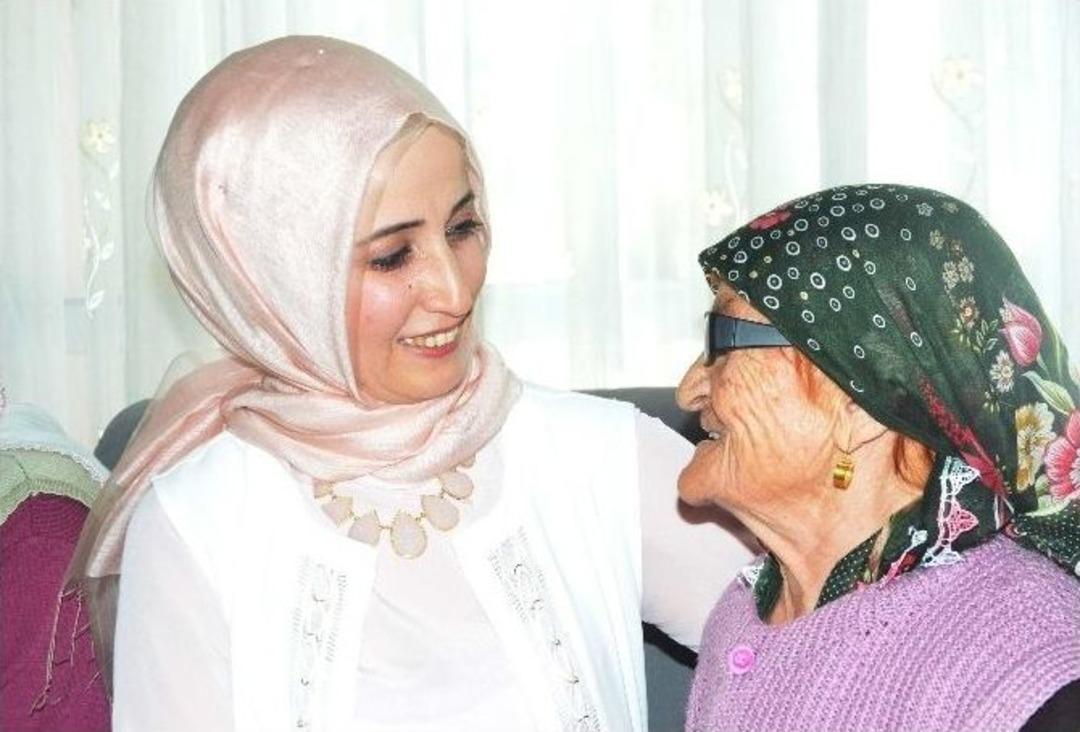 Bakan T&uuml;fenkci&rsquo;nin Eşi Esra T&uuml;fenkci Yaşlıları Ve &Ccedil;ocukları Ziyaret Etti