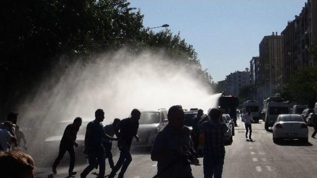 Sur&rsquo;a &lsquo;kayyum&rsquo; Atanmasını Protesto Eden Gruba M&uuml;dahale