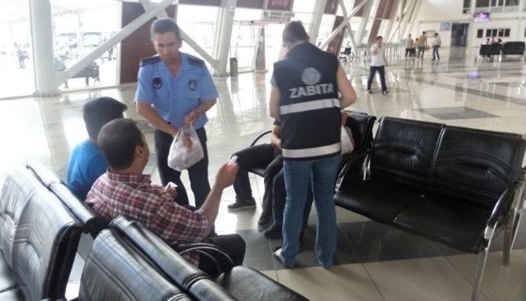 Boz&uuml;y&uuml;k Belediyesi&rsquo;nden Şehirlerarası Yolculara Lokum Ve G&uuml;l Suyu İkramı