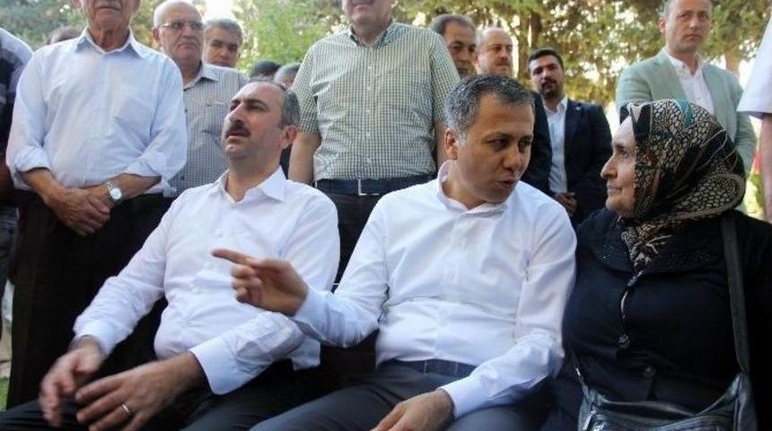 G&uuml;l Ve Vali Yerlikaya Şehitliği Ziyaret Etti