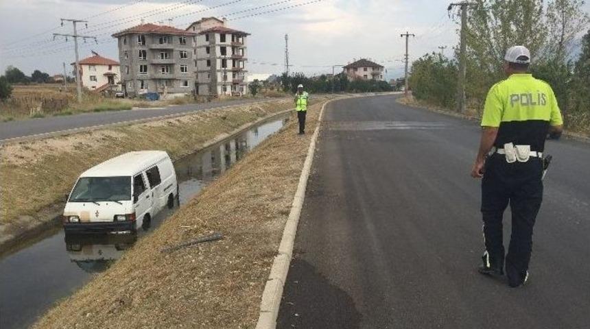 Minib&uuml;s Su Kanalına U&ccedil;tu, S&uuml;r&uuml;c&uuml; Olay Yerinden Ka&ccedil;tı