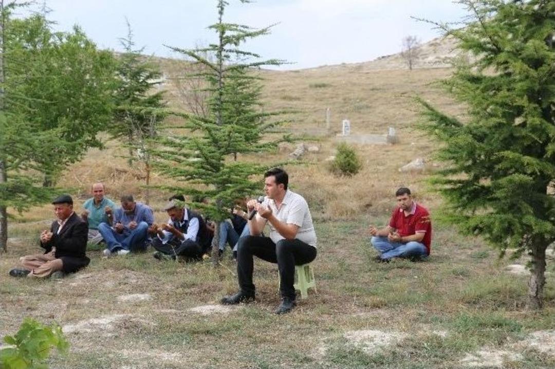 Seyitgazililerden Arefe G&uuml;n&uuml;&rsquo;nde Kabir Ziyareti