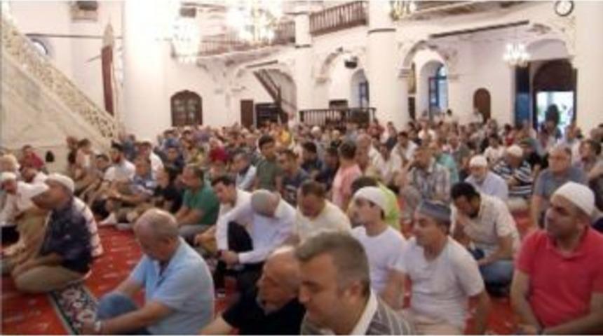 İzmir&rsquo;de Vatandaşlar Bayram Namazı İ&ccedil;in Camilere Akın Etti