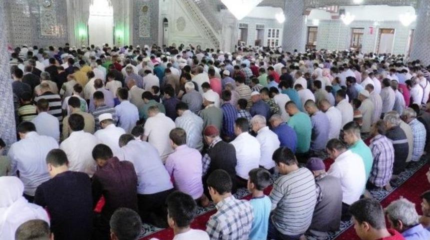 Şanlıurfalılar Bayram Namazı İ&ccedil;in Balıklıg&ouml;l&rsquo;e Akın Etti