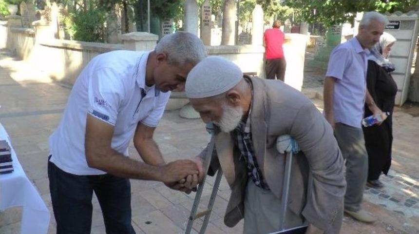 Mezarlıklarda Bu Bayramda Da H&uuml;z&uuml;n Vardı