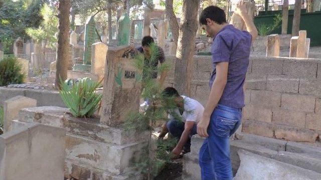 Mezarlıklarda Bu Bayramda Da Hüzün Vardı