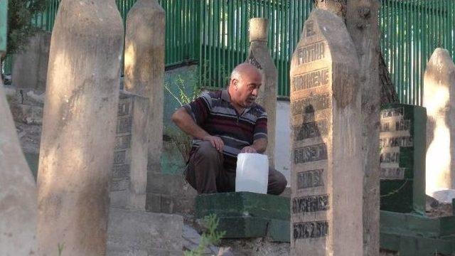 Mezarlıklarda Bu Bayramda Da Hüzün Vardı