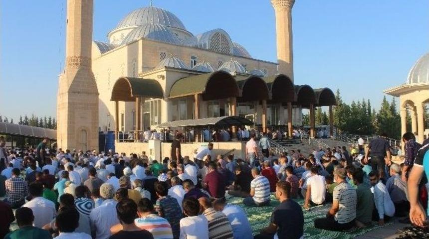 Bayram Namazında Camiler Dolup Taştı