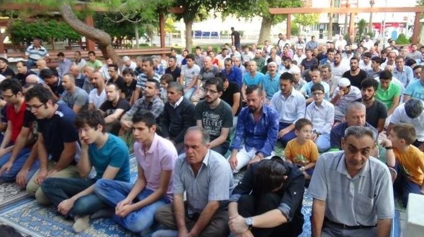 Denizli&rsquo;de Bayram Namazı Eda Edildi