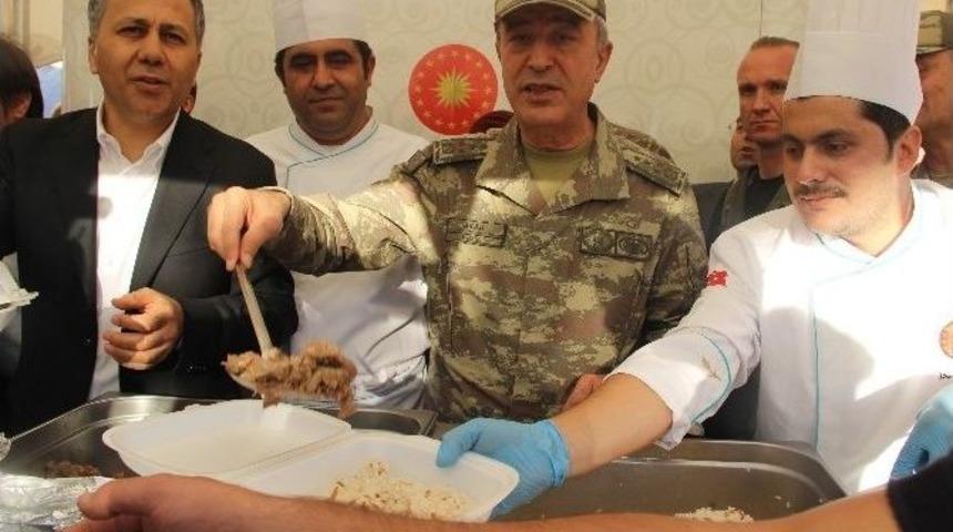 Genelkurmay Başkanı Akar Karkamış’ta Yemek Dağıttı