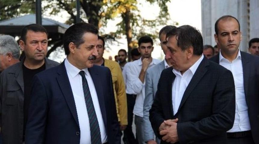 Bakan &Ccedil;elik, Bayram Namazını Bursa&rsquo;da Kıldı