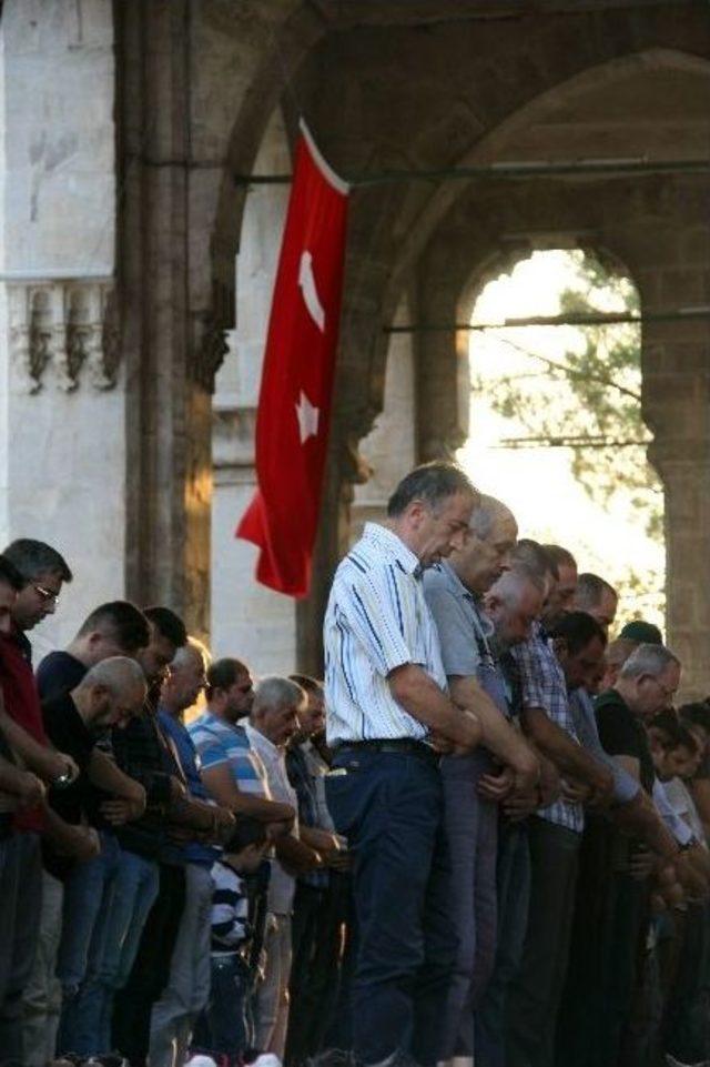 Bakan Çelik, Bayram Namazını Bursa’da Kıldı