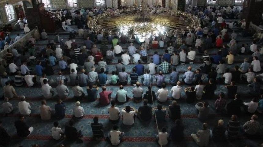 Elazığ&rsquo;da Bayram Namazında Camiler Doldu Taştı