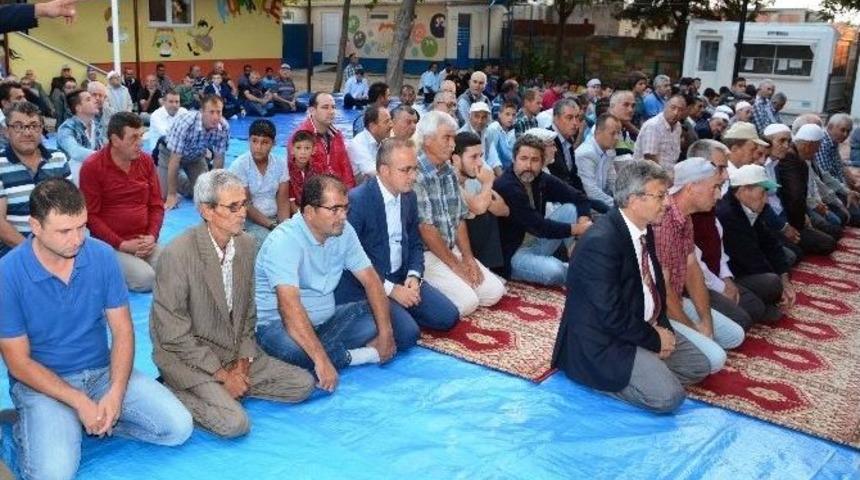 Turan, Bayram Namazını Kumkale K&ouml;y&uuml;nde Kıldı