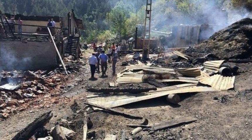 İki Aile Bayram G&uuml;n&uuml; Evsiz Kaldı