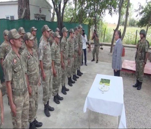 Edirne Valisi Özdemir, Hudut Karakollarında Nöbet Tutan Mehmetçiklerle Bayramlaştı