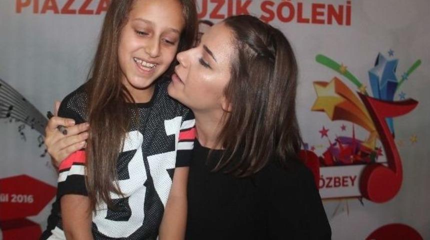 Merve &Ouml;zbey&rsquo;den Şehit Kızına &Ouml;zel İlgi