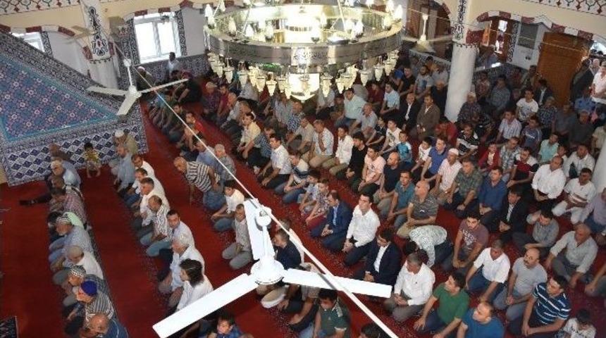 Başkan &Ccedil;elik Bayram Namazını Halıtlı&rsquo;da Kıldı