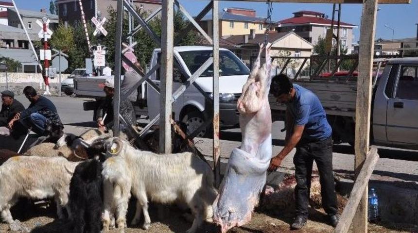 Vatandaşlar Bayramın İlk G&uuml;n&uuml;nde Kurban Pazarına Koştu
