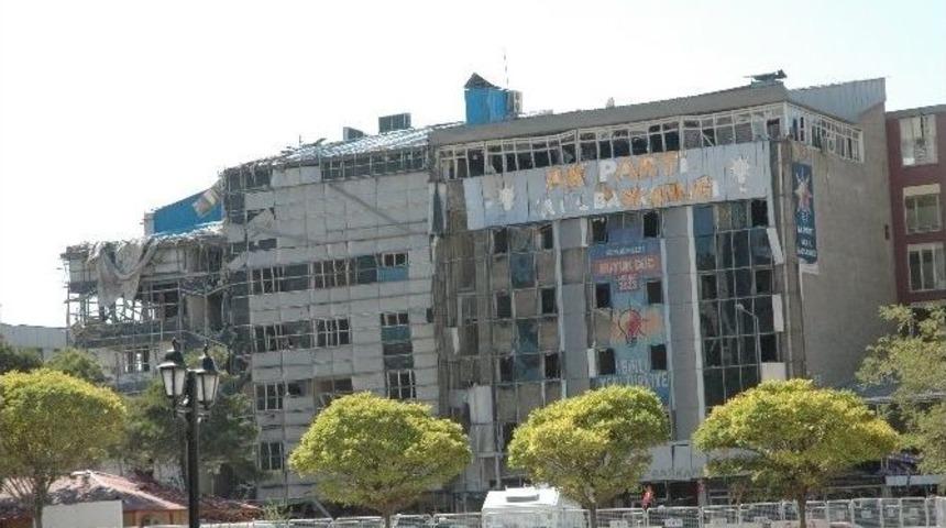 Van&rsquo;daki Patlamada 2&rsquo;si Polis 19 Kişi Yaralandı