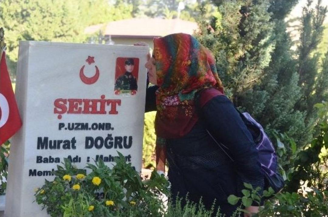 Şehitlikte Buruk Bayramlaşma