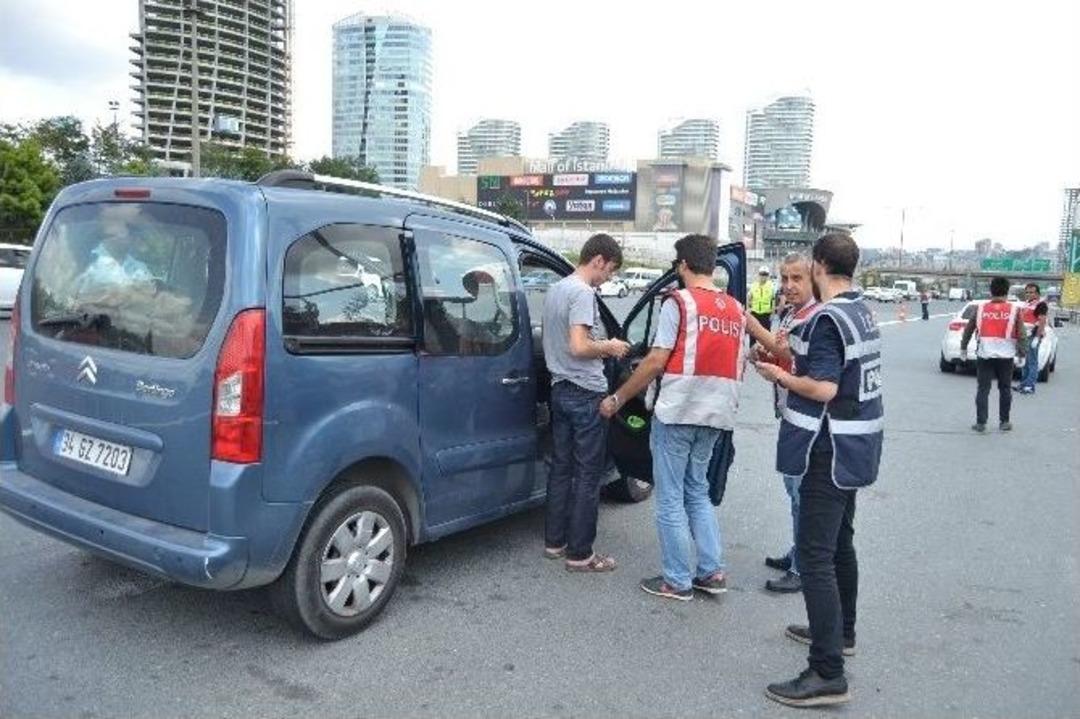 İstanbul Emniyet M&uuml;d&uuml;r&uuml; &Ccedil;alışkan Gişelerde Uygulama Yapan Polislerle Bayramlaştı