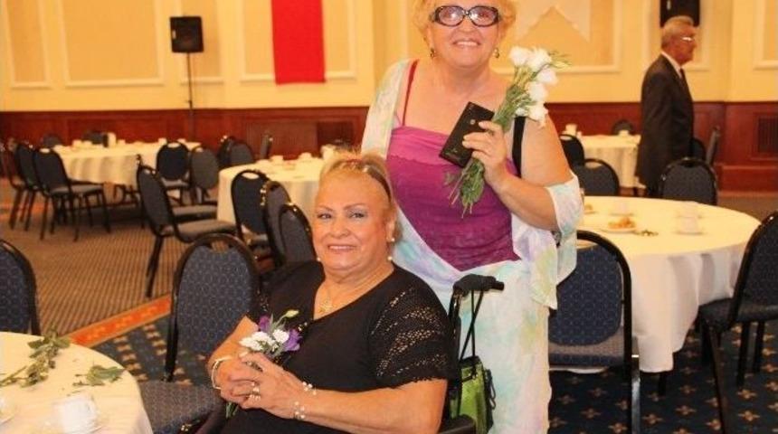 Huzurevi Sakinlerinden Neşeli Bayramlaşma