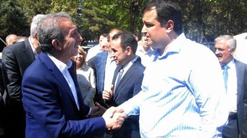 Ak Parti Genel Başkan Yardımcısı Eker, Diyarbakır&rsquo;da Vatandaşlarla Bayramlaştı
