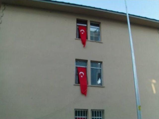 Diyadin’de Yeni Atanan Kayyum, Belediye Binasını Türk Bayraklarıyla Donattı