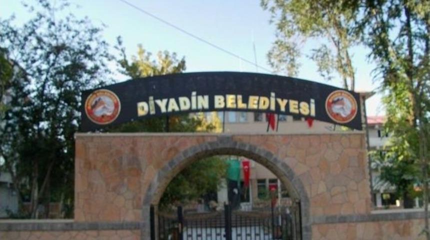 Ağrı Valisi Musa Işın Da K&uuml;rt&ccedil;e Tabelaya Sahip &Ccedil;ıktı