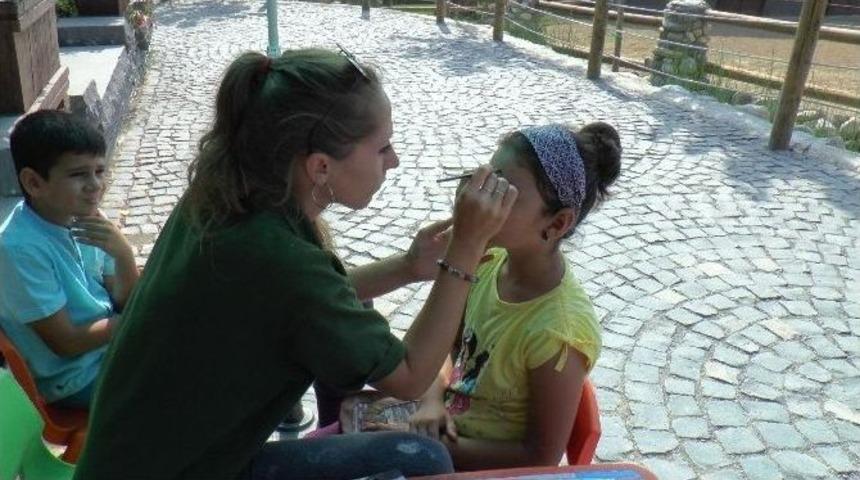 Bayramın İlk G&uuml;n&uuml;nde Vatandaşlar Hayvanat Bah&ccedil;esine Akın Etti